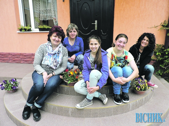 Закарпатська родина забрала з інтернату ...67 сиріт!