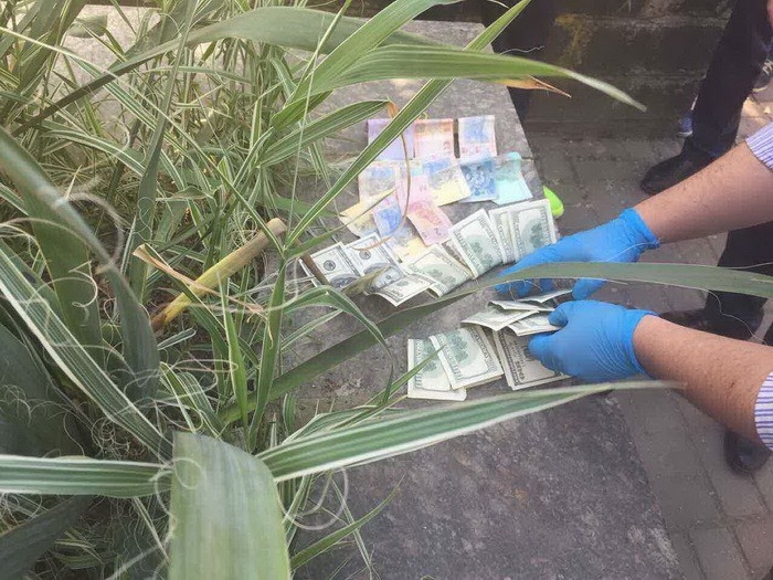 Закарпатські СБУшники викрили на хабарі мера, чиновника міськради та місцевого депутата