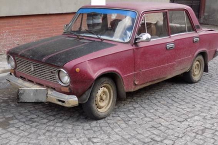 В Хусті неповнолітні напідпитку викрали авто та розбили його в паркан