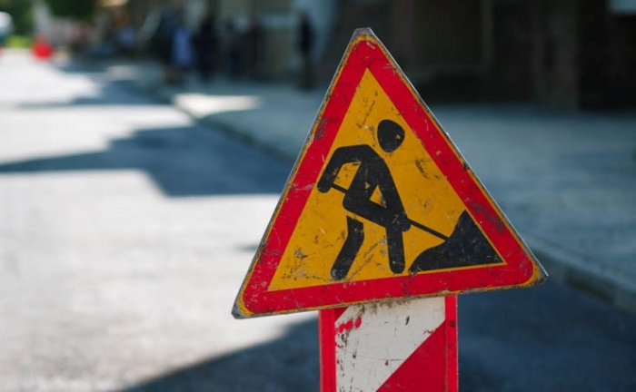 Водіям в Ужгороді радять уважно планувати поїздки – ремонтують вулицю Антонівську