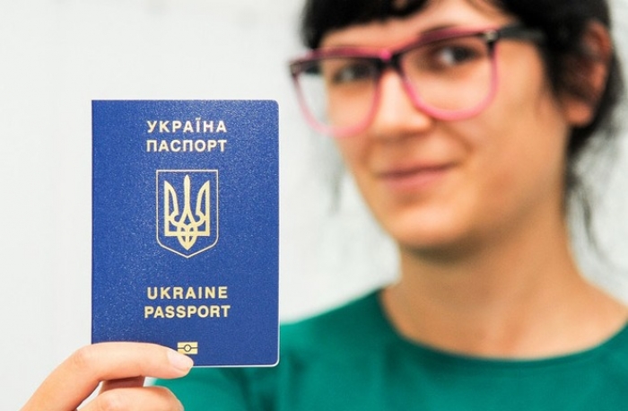 Закарпатці щодня оформляють 500 біометричних паспортів