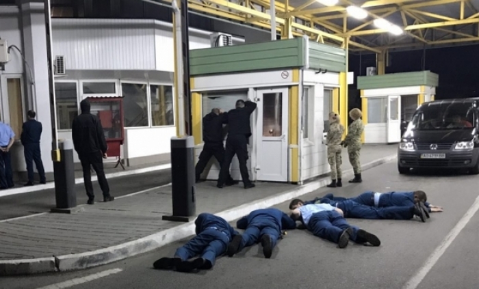 На "Тисі" закарпатського митника спіймали на хабарі