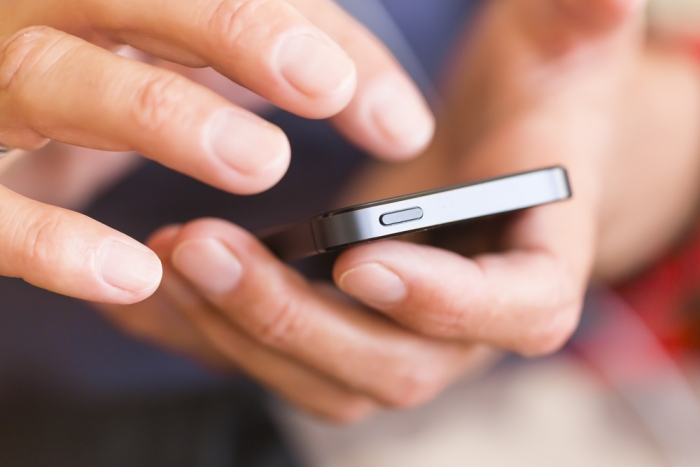 У Виноградові жінка викрала смартфон з робочого кабінету