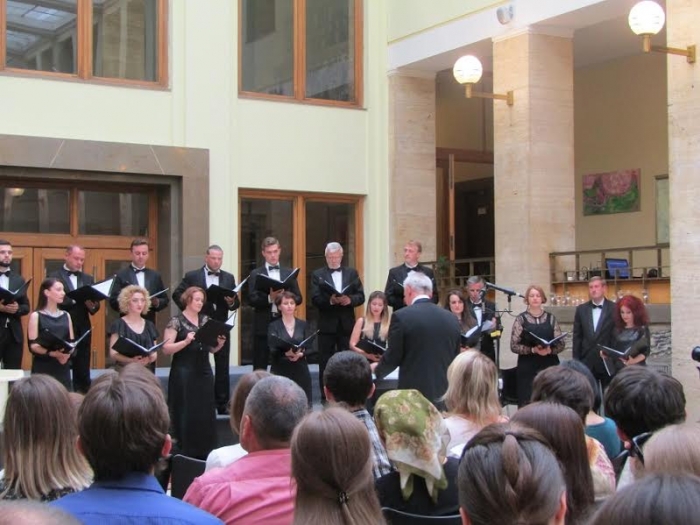 Як "Cantus" в "білому домі" в Ужгороді представляв нову програму про світло і темінь душі
