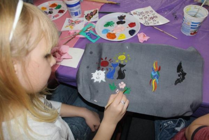 Ужгородська малеча розмальовуватиме торбинки за своїм смаком і фантазією
