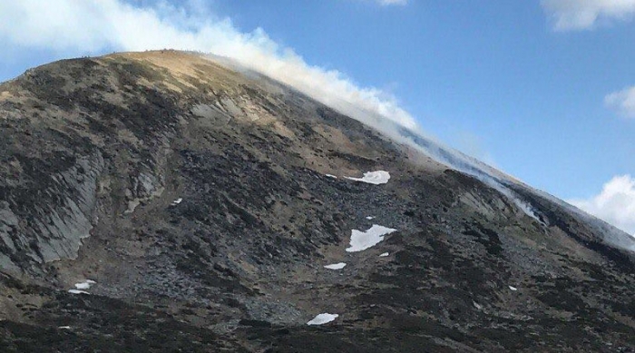 Один бік найвищої гірської вершини Карпат за один день почорнів...