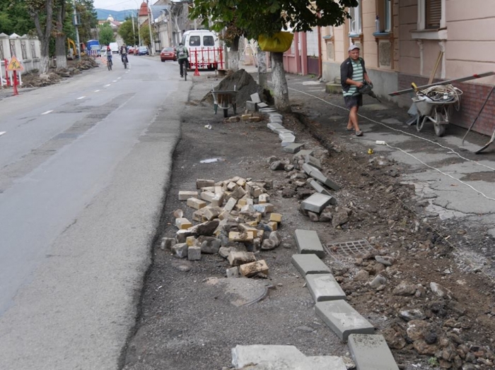 В Ужгороді упорядковують зелені зони, монтують вуличне освітлення, проводять ремонти тротуарів і доріг
