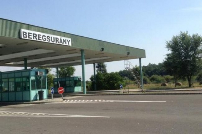 Поки поліція оглядала автівку, чоловік "дав драла" через кордон!