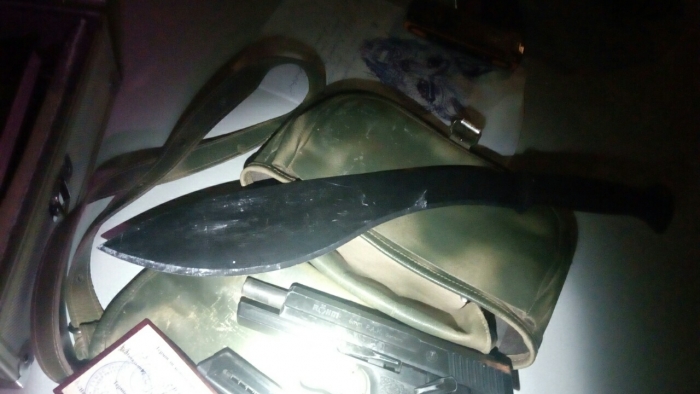 Українець у "Мерсі" з іноземними номерами перевозив холодну та "гарячу" зброю