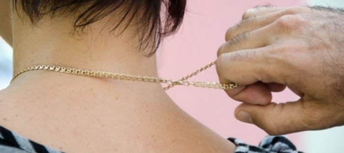 Розбійний "дует" в Ужгороді відібрав у перехожого золото, телефон, гроші та ключі від авто