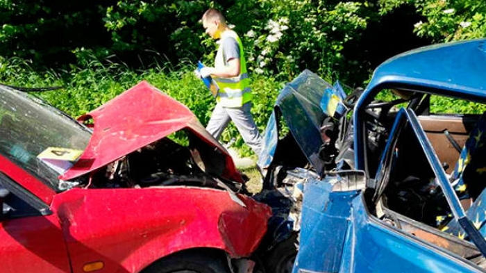 "Мазда" та "Вольво" із закарпатцями за кермом зіткнулися лоб у лоб...