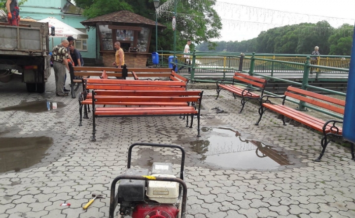 В Ужгороді оновлюється площа Театральна