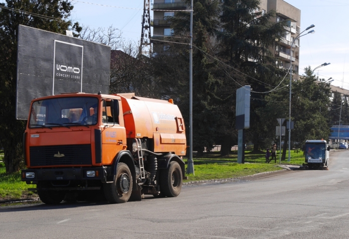 В Ужгороді прибирають вулиці, встановлюють вуличні світильники та вирізають сухі дерева