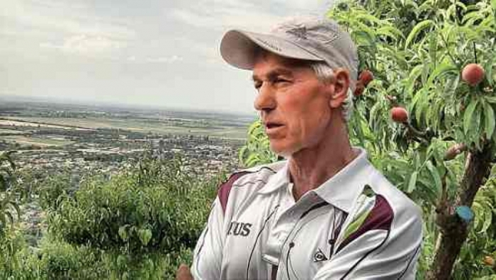 На вершині Чорної гори над персиковим садом — літній дощ...