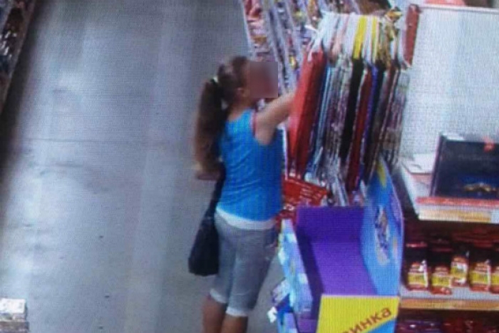 У Мукачеві дівчина викрала з супермаркету солодощі, а хлопець з гуртожитку – сабвуфер