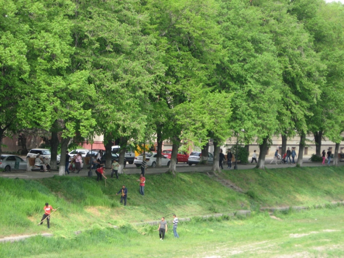 Де та які роботи проводять комунальники в Ужгороді сьогодні