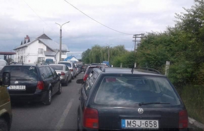 Безвізовий ажіотаж: на "Лужанці" люди чекають вже дві години у черзі до Угорщини