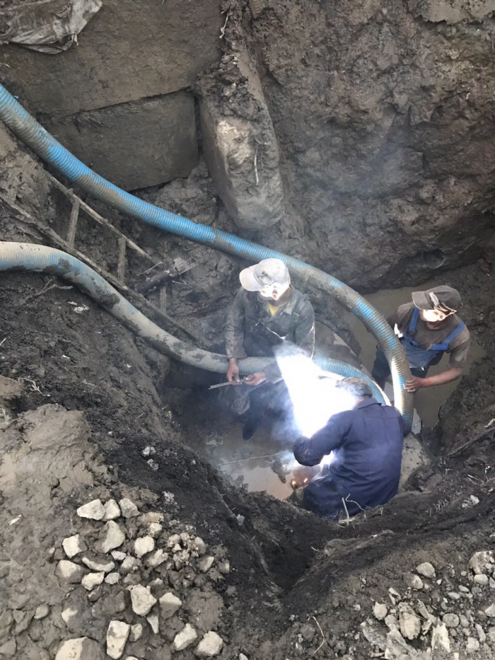 Дві бригади ліквідовують аварію на водогоні у Сторожниці. Працюватимуть цілу ніч
