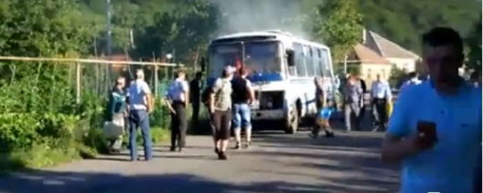 Маршрутку під Мукачевом гасили позиченим вогнегасником