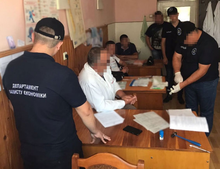 Дохідний бізнес закарпатського невропатолога: 16 тисяч за документ