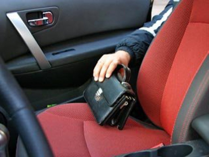 "Гастролер" із Закарпаття поцупив з "Рено" барсетку з грошима й документами