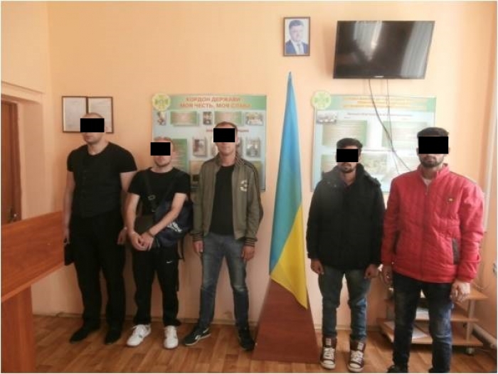 Інтернаціональний "екіпаж" з нелегалів і переправників перевозило авто на Закарпатті