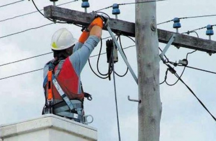 В Ужгороді сьогодні косять зелені зони, обрізають дерева та наводять лад з вуличним освітленням