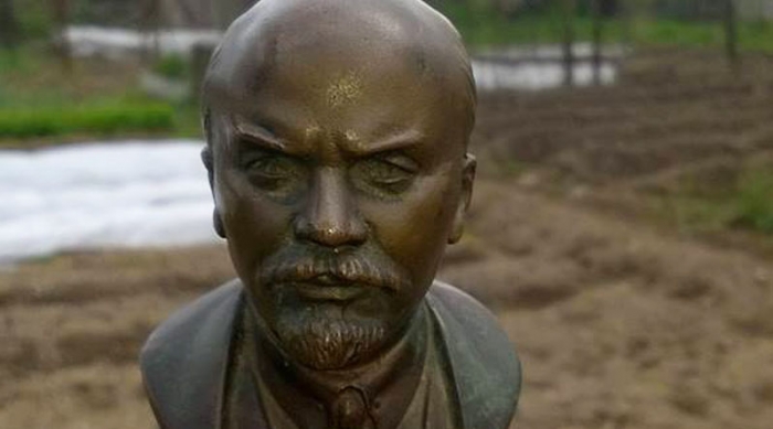 Голова ужгородського Леніна "охороняє" квартиру офіцера ЗСУ