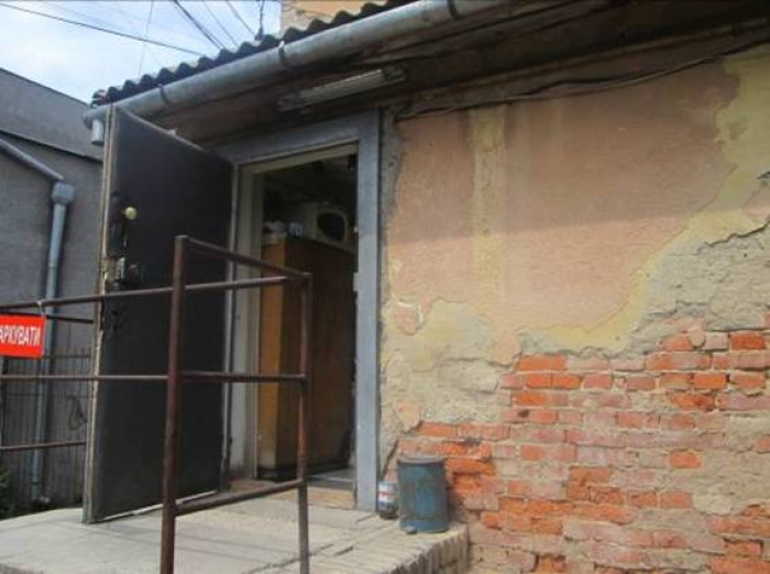 Неадекват на Закарпатті всадив ножа в живіт сторожу