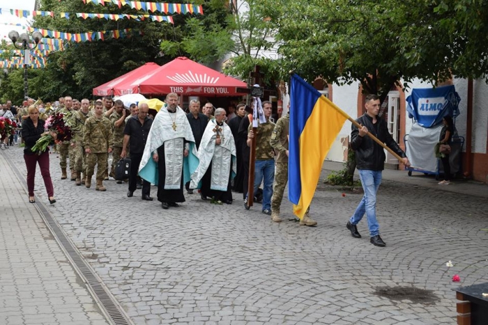 Священики УПЦ відспівали загиблого воїна-закарпатця