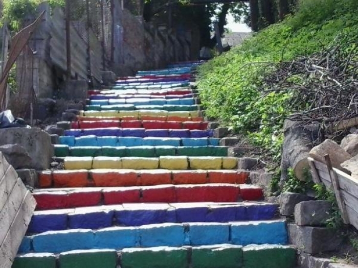 В Ужгороді триває капремонт Замкових Сходів, тротуарів та доріг