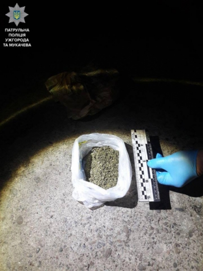 Ужгородські полісмени не дозволили чоловіку позбутися пакета з ...марихуаною!