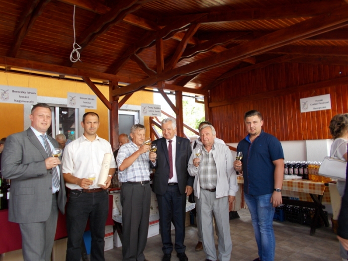 "Винне селфі" закарпатців із віце-спікером парламенту Угорщини