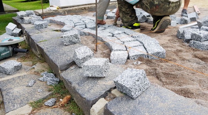 Нову бруківку вимощують на тротуарах площі Поштової в Ужгороді