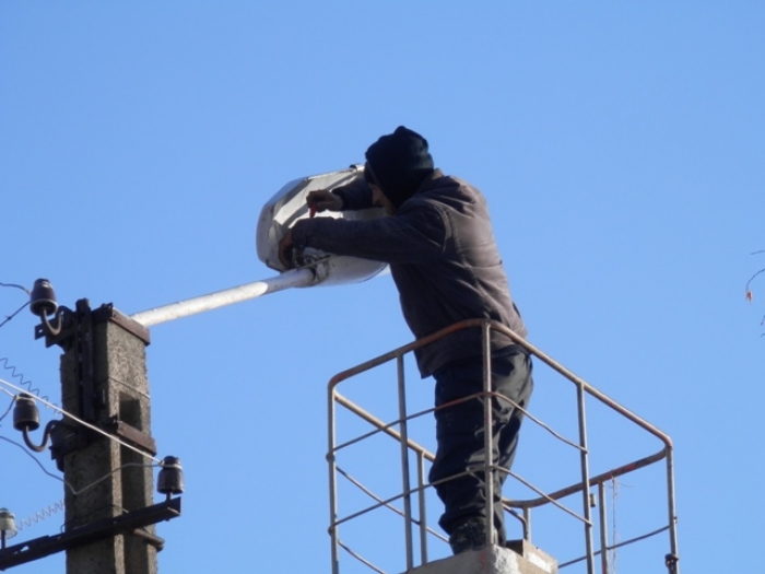 В Ужгороді асфальтують вулиці, ремонтують світлофори, косять траву та прибирають сміття