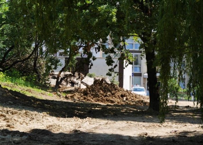 В Ужгороді проводяться роботи з водовідведення ґрунтових вод з території міської поліклініки 