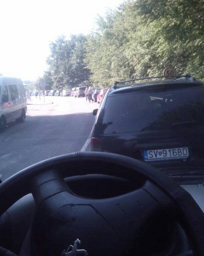 На українсько-словацькому кордоні знову велика "тягнучка" з усіляких автомобілів