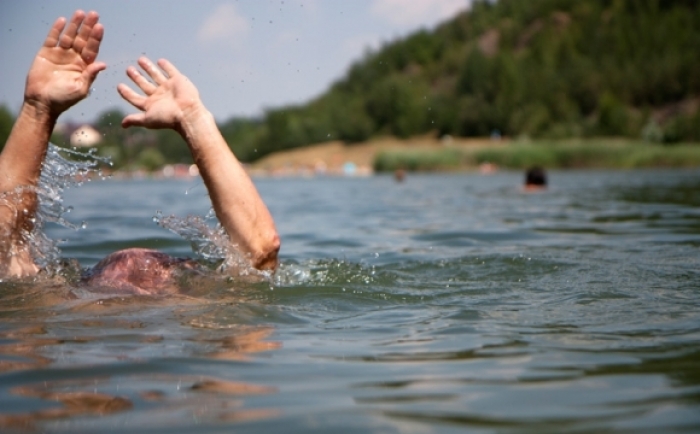 Ще зовсім юний хлопчина "пішов" озером на той світ...