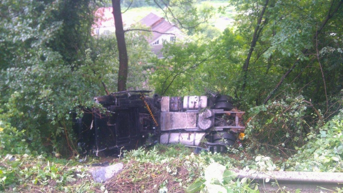 Далекобійний каміон полетів "вверх тормашками" на Закарпатті