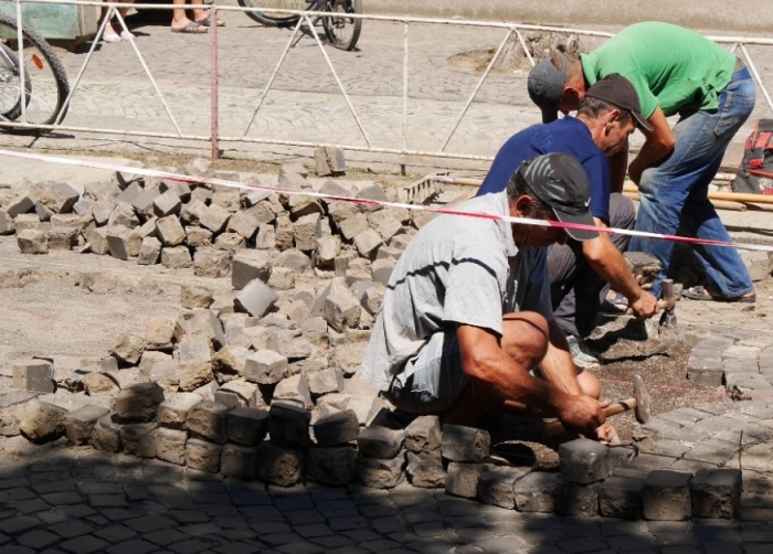 На вулицях Ужгорода триває поточний ремонт дорожнього покриття