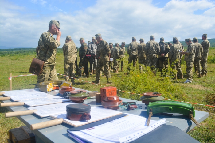 На Ужгородському полігоні резервістів вчили стріляти, обороняти і ... правильно копати