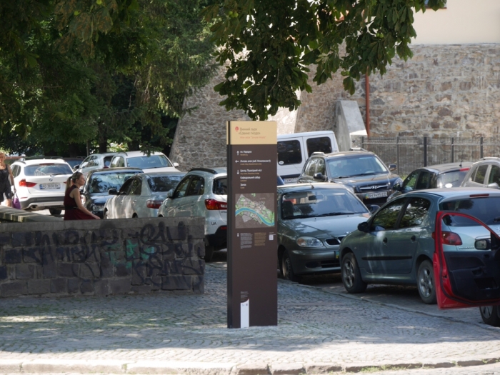 Виконавцям стійок для туристичної навігації в Ужгороді вказано на недоліки, і вони їх виправлять