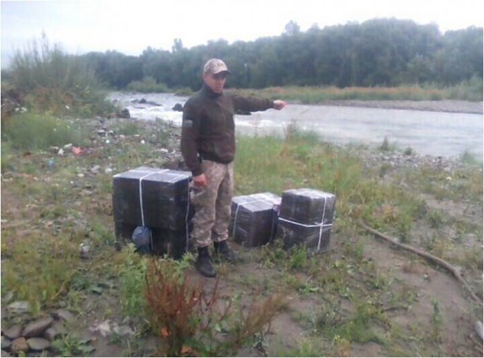 Щедрий врожай сигарет зібрали прикордонники Мукачівського загону біля Тиси