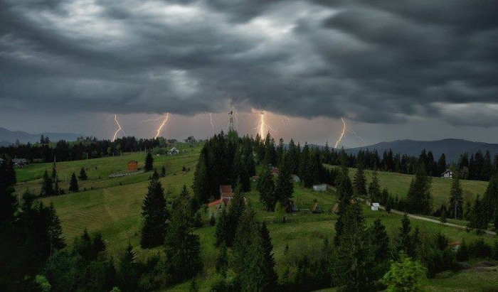 Наслідки нічної стихії – зламані дерева, перекриті дороги і близько тридцяти знеструмлених населених пунктів