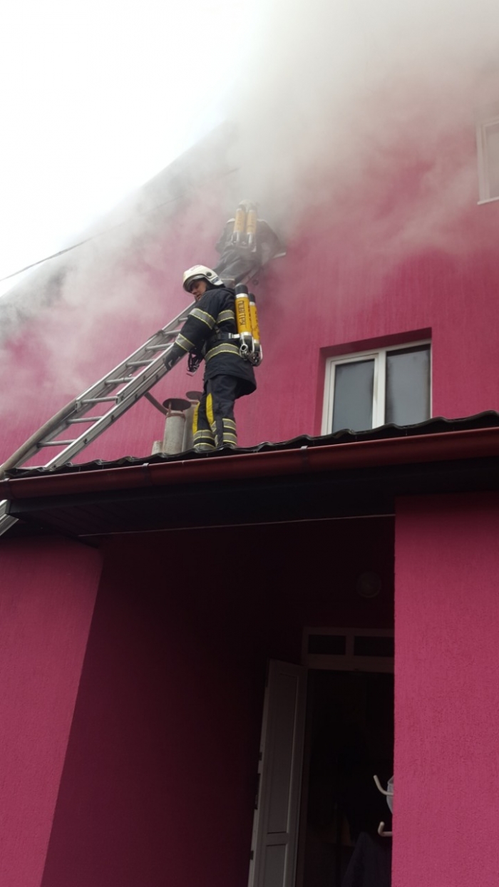 У Сокирниці на Хустщині горить ресторан