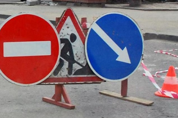 В Ужгороді косять, лагодять вуличне освітлення, викладають бруківку та ремонтують Замкові сходи