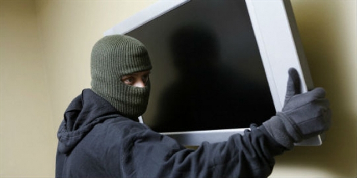 Ужгородські поліцейські повернули чоловікові викрадений в нього телевізор