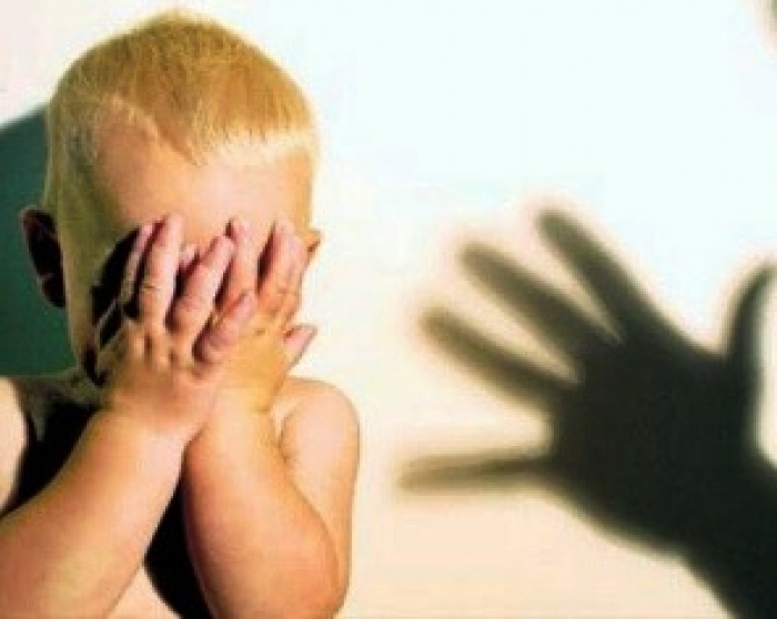 Жах! Прийомна матір за катування всиновленого хлопчика піде під суд