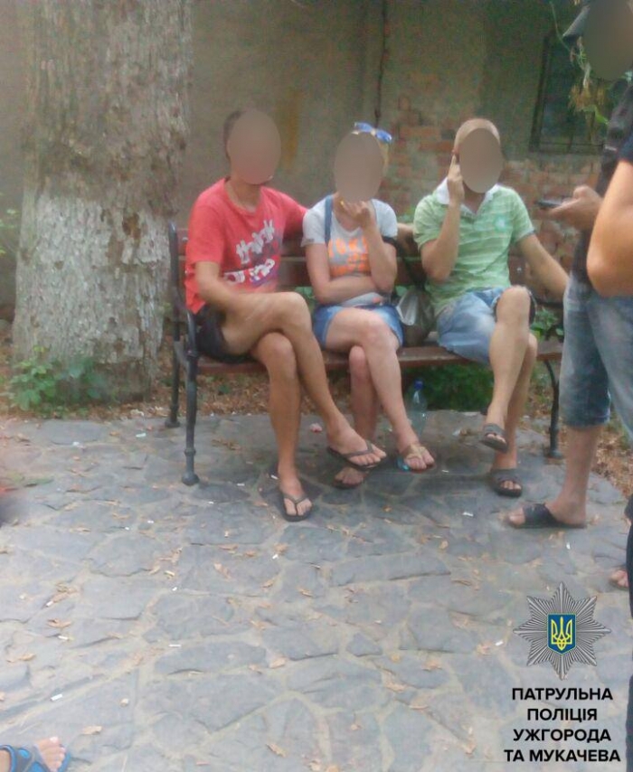 Ужгородські патрульні затримали групу осіб, які пограбували перехожого