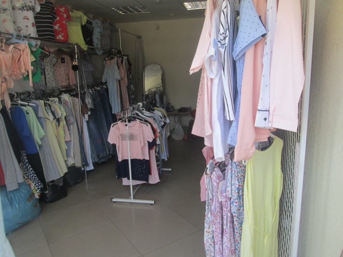 Жіночі сумочки та сукні "винесли" злодії з магазину на Ужгородщині